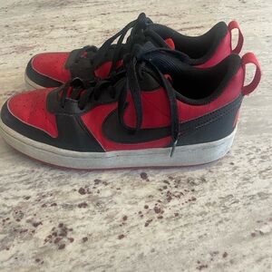 Nike Dunk Retro Sneaker. VGUC.  Size 6Y.